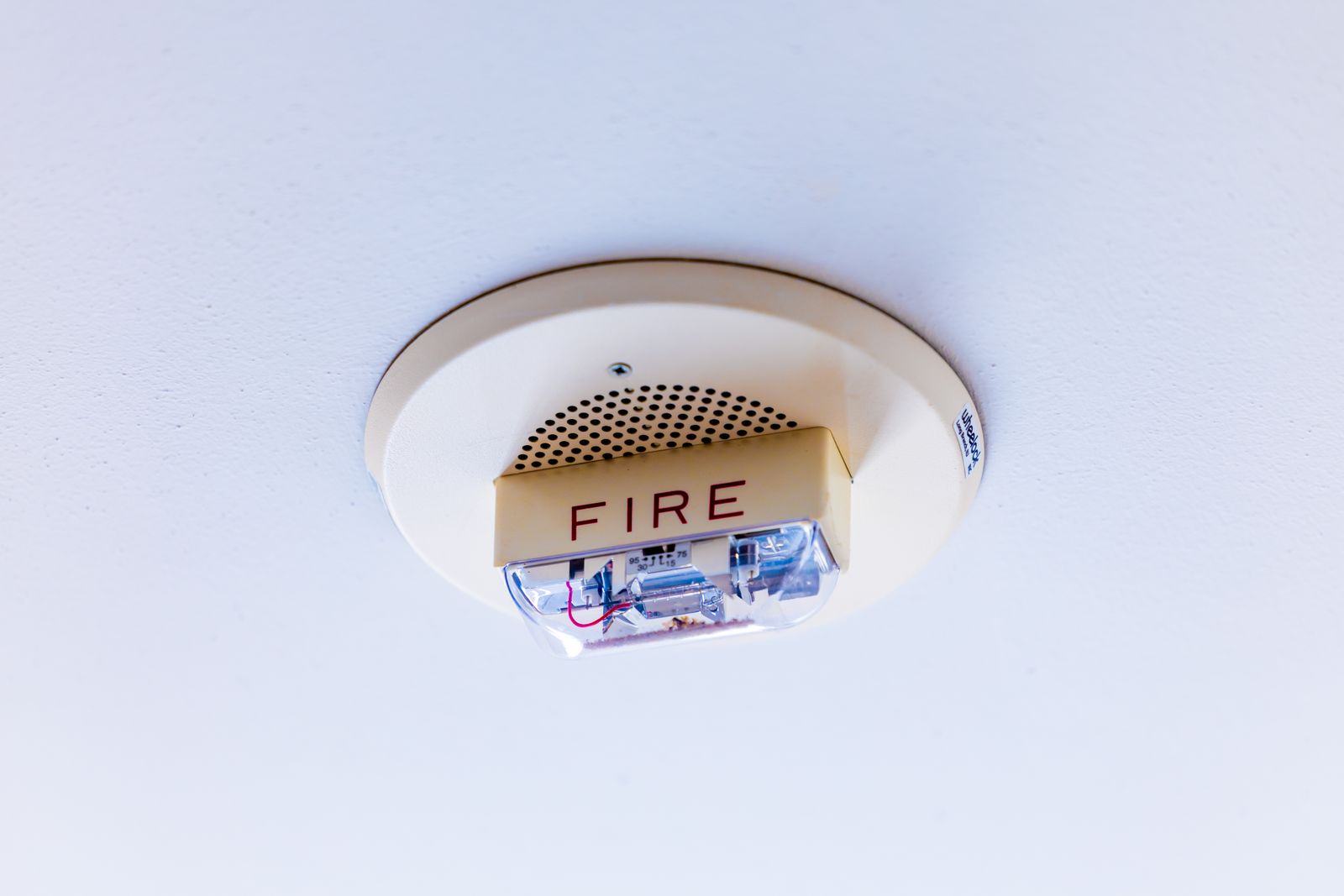 Alarma de incendio instalada en el techo