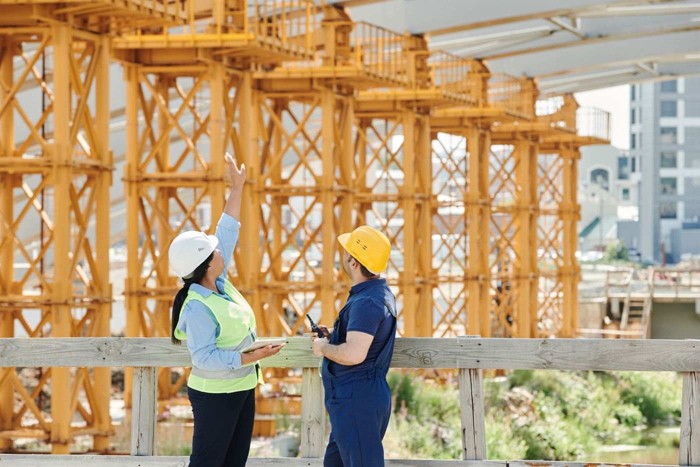 Profesionales revisando una obra en construcción